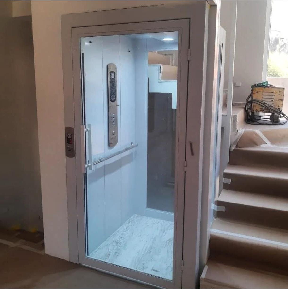 Elevador residencial em fase de instalação