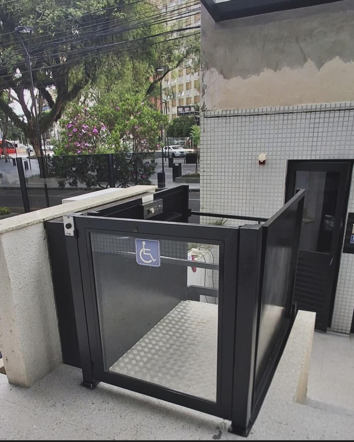 Plataforma elevatória de acessibilidade instalada em entrada de prédio