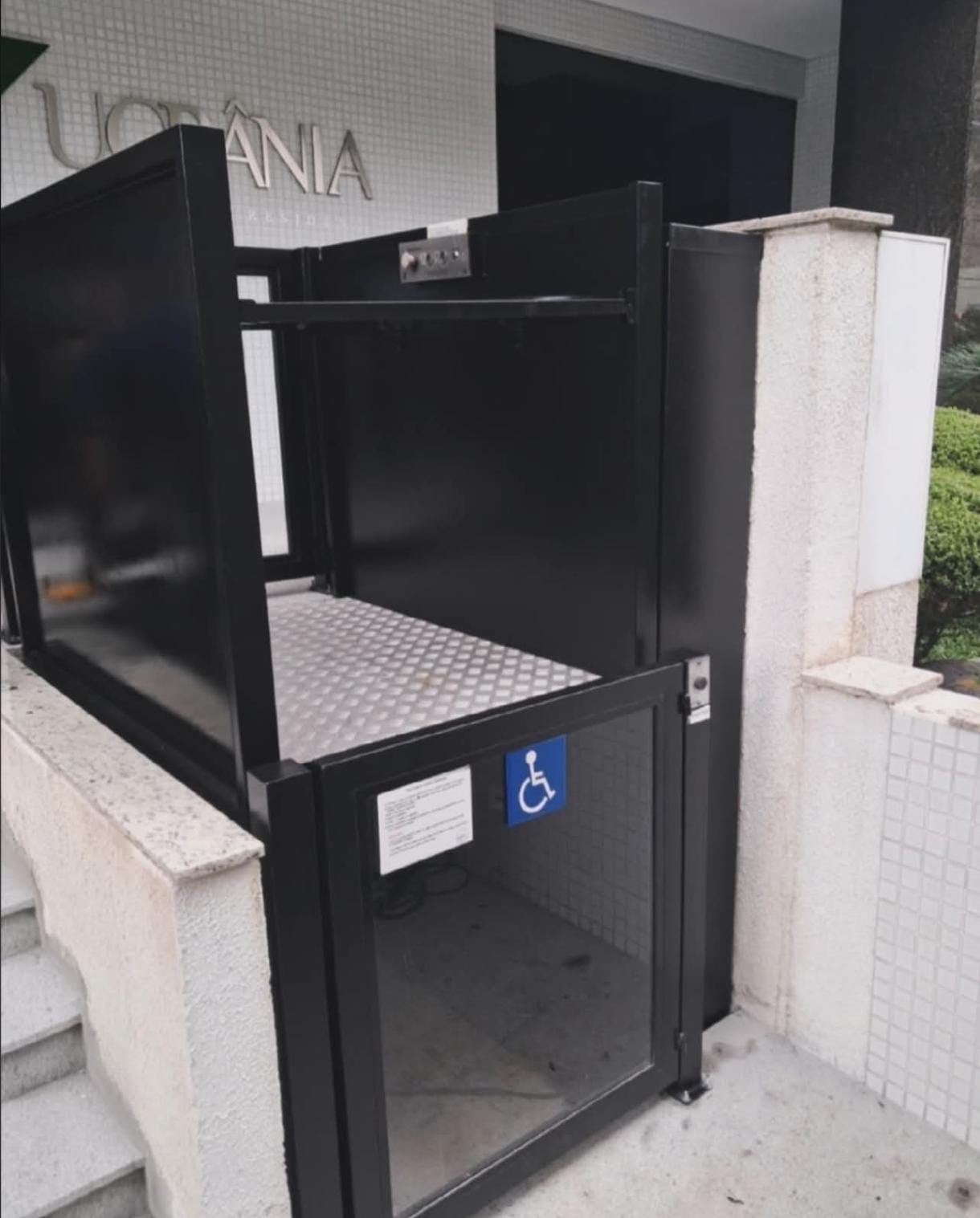 Plataforma de acessibilidade na entrada de um residencial