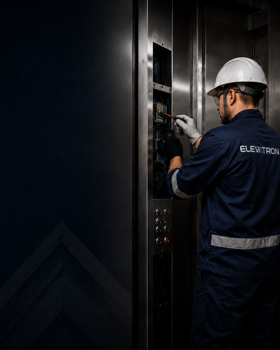 Técnico Elevatron fazendo manutenção em painel de elevador